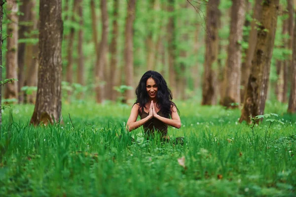 Morena Positiva Roupas Casuais Meditando Floresta Durante Dia — Fotografia de Stock