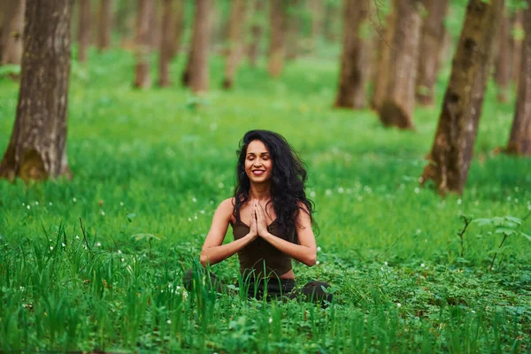 Morena Positiva Roupas Casuais Meditando Floresta Durante Dia — Fotografia de Stock