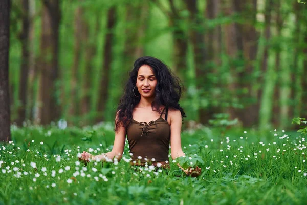 Positieve Brunette Casual Kleding Mediteren Het Bos Overdag — Stockfoto