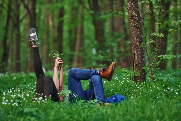 Paar Liggend Het Gras Het Bos Samen Overdag — Stockfoto