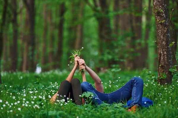 Paar Liggend Het Gras Het Bos Samen Overdag — Stockfoto