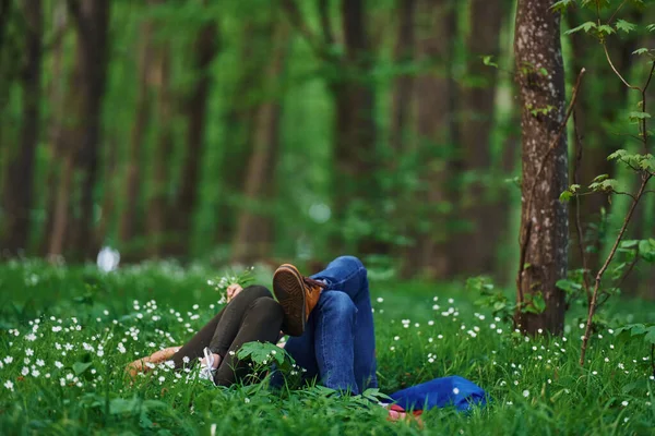 Couple Lying Grass Forest Together Daytime — Stock Photo, Image