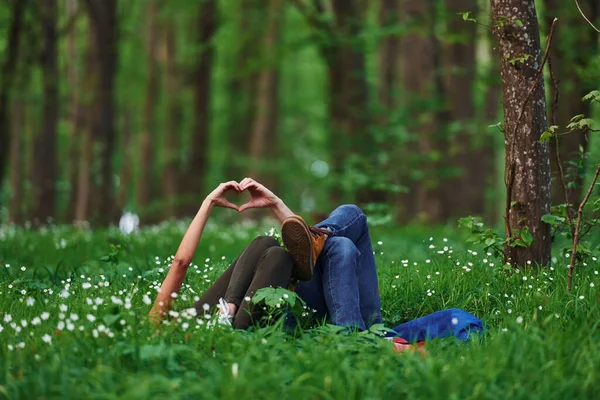 Paar Legt Sich Tagsüber Gemeinsam Ins Gras Wald — Stockfoto