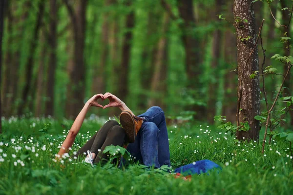 Coppia Sdraiata Sull Erba Nella Foresta Insieme Giorno — Foto Stock