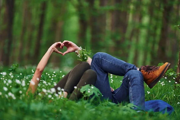 Paar Liggend Het Gras Het Bos Samen Overdag — Stockfoto