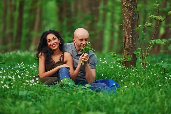 Gelukkig Paar Zitten Het Gras Samen Het Bos Overdag — Stockfoto