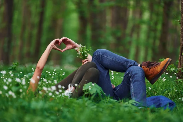 Paar Liggend Het Gras Het Bos Samen Overdag — Stockfoto