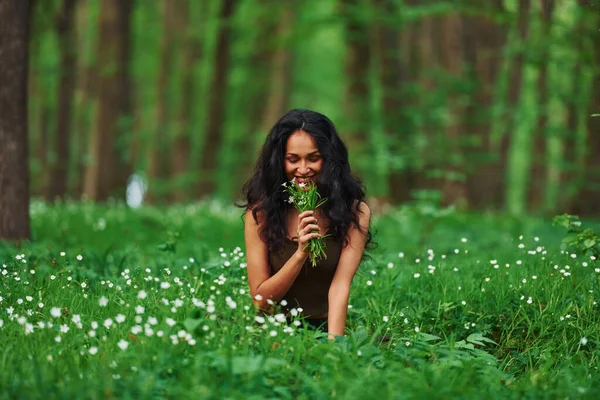 Positieve Brunette Casual Kleding Zitten Het Bos Overdag — Stockfoto