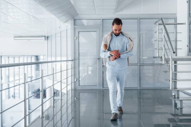 Gündüz vakti ofiste resmi kıyafetler içinde genç yakışıklı bir adam..