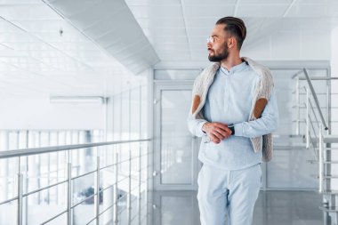 Gündüz vakti ofiste resmi kıyafetler içinde genç yakışıklı bir adam..