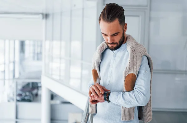 Jonge Knappe Man Formele Kleren Binnenshuis Kantoor Overdag — Stockfoto