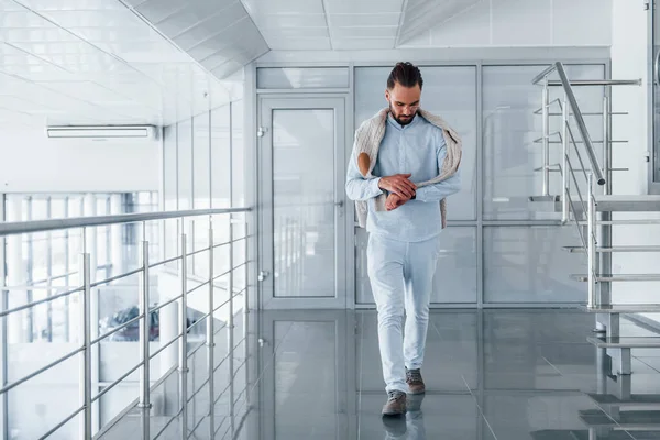 Gündüz vakti ofiste resmi kıyafetler içinde genç yakışıklı bir adam..