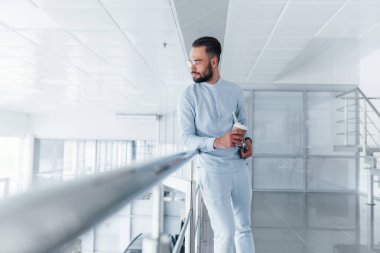 Bardağı içkiyle birlikte tutuyorum. Gündüz vakti ofiste resmi kıyafetler içinde genç yakışıklı bir adam..