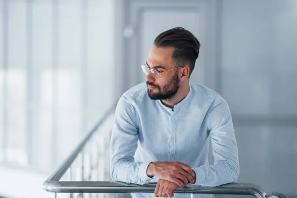 Vista Frontal Joven Guapo Con Ropa Formal Que Apoya Barandillas — Foto de Stock