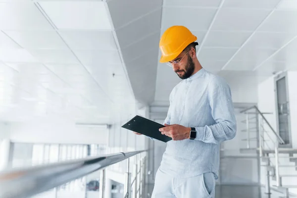 Holding Notepad Engineer White Clothes Orange Protective Hard Hat Standing — Fotografia de Stock