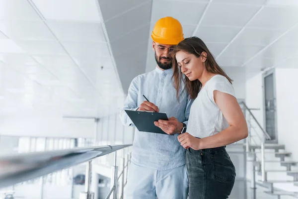 Gespräche Mit Jungen Mädchen Lässiger Kleidung Ingenieur Weißer Kleidung Und — Stockfoto