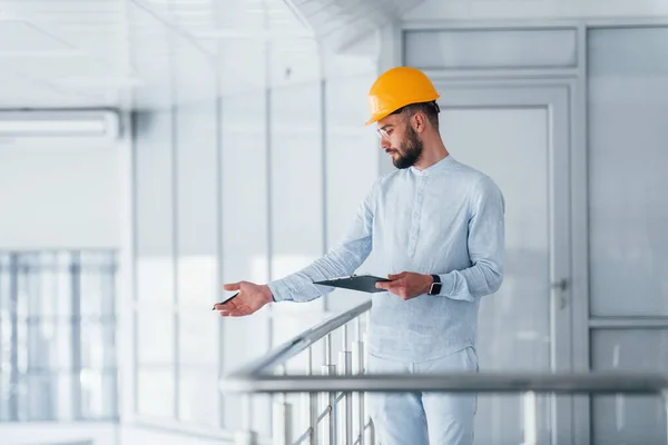 Holding Notepad Engineer White Clothes Orange Protective Hard Hat Standing — Stockfoto