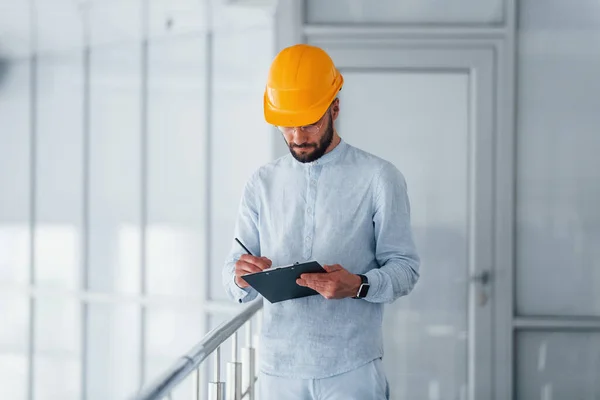 Holding Notepad Engineer White Clothes Orange Protective Hard Hat Standing — Stockfoto