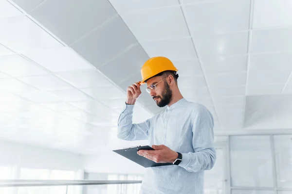 Vooraanzicht Van Ingenieur Witte Kleren Oranje Beschermende Harde Hoed Die — Stockfoto