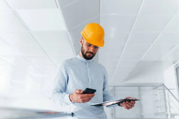 Using Phone Engineer White Clothes Orange Protective Hard Hat Standing — Stockfoto