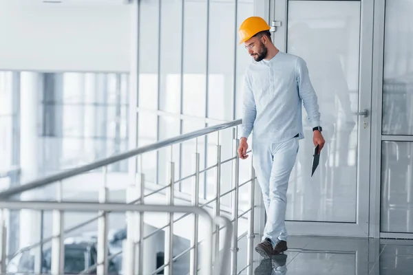 Walking Silver Colored Railings Engineer White Clothes Orange Protective Hard — Stockfoto