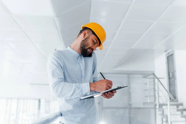 Writing Notepad Engineer White Clothes Orange Protective Hard Hat Standing — Stockfoto
