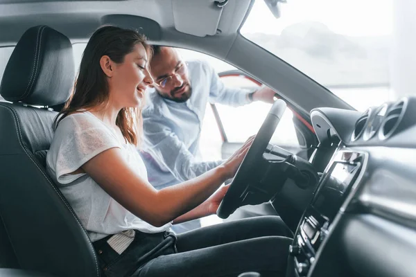 Vista Laterale Positivo Giovane Ragazza Che Hanno Una Visita Autosalone — Foto Stock