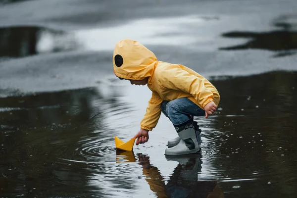 Kid Yellow Waterproof Cloak Boots Playing Paper Handmade Boat Toy — Fotografia de Stock