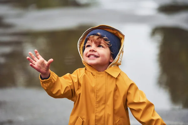 Kind Gele Waterdichte Mantel Laarzen Spelen Buiten Regen — Stockfoto