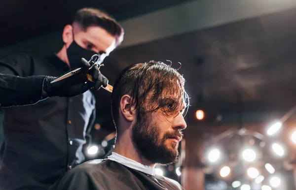 Jovem Barbudo Homem Sentado Recebendo Corte Cabelo Barbearia Por Cara — Fotografia de Stock