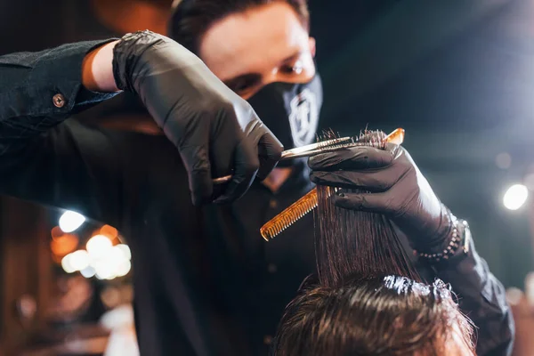 Jeune Homme Barbu Assis Faire Couper Les Cheveux Dans Salon — Photo