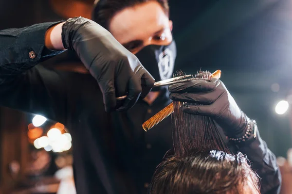 Joven Barbudo Sentado Recibiendo Corte Pelo Peluquería Por Chico Máscara —  Fotos de Stock