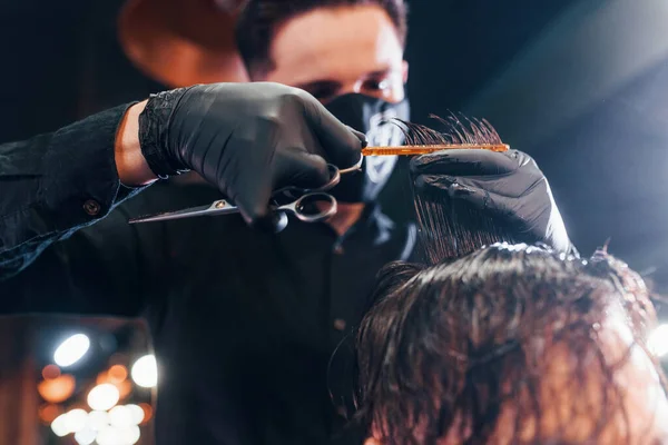 Jonge Man Met Baard Zitten Krijgen Kapsel Kapperszaak Door Man — Stockfoto