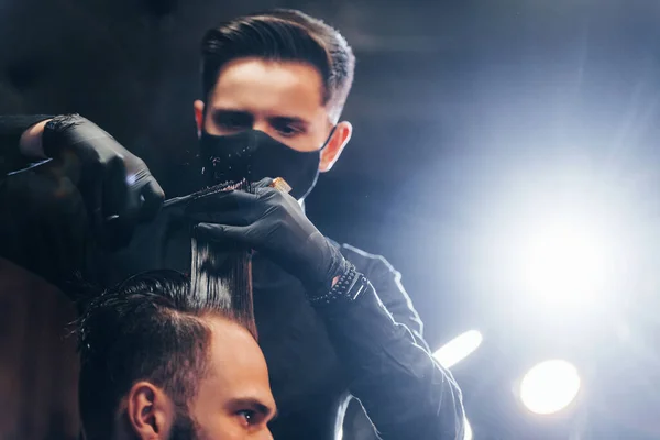 Jeune Homme Barbu Assis Faire Couper Les Cheveux Dans Salon — Photo