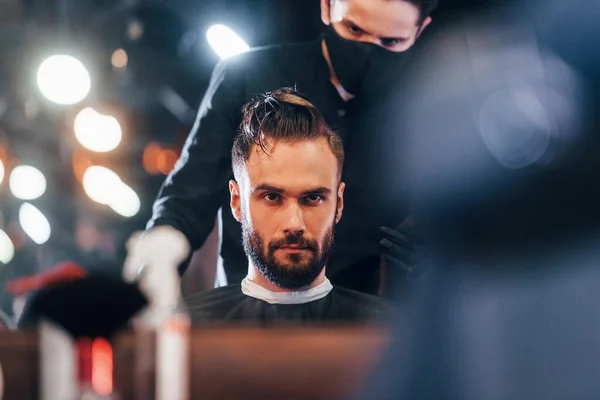 Вид Спереду Молодого Бородатого Чоловіка Який Сидить Зачісується Перукарні Хлопцем — стокове фото