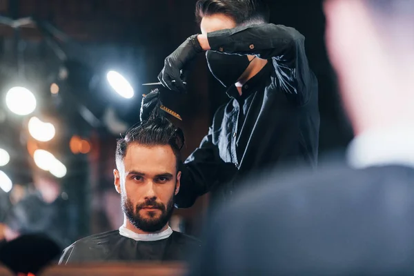 Vista Frontal Jovem Barbudo Que Sentado Recebendo Corte Cabelo Barbearia — Fotografia de Stock