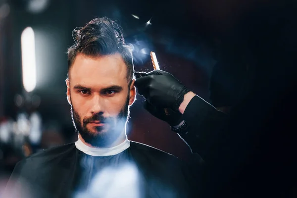 Jovem Barbudo Sentado Recebendo Corte Cabelo Barbearia — Fotografia de Stock