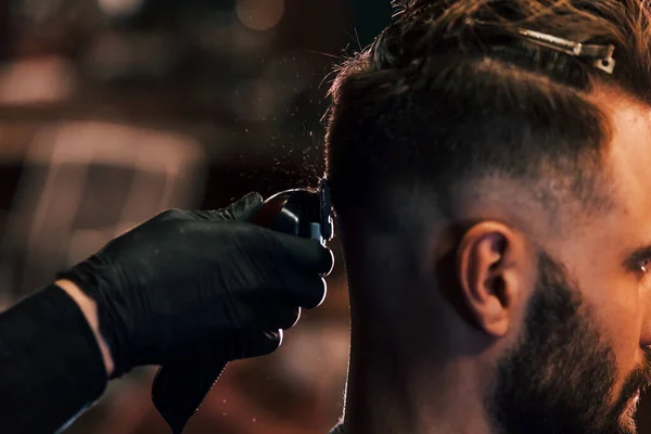 Close Vista Jovem Barbudo Que Sentado Recebendo Corte Cabelo Barbearia — Fotografia de Stock