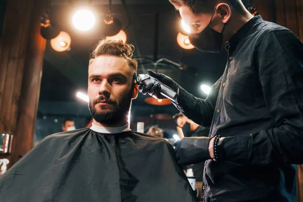 Vista Frontal Jovem Barbudo Que Sentado Recebendo Corte Cabelo Barbearia — Fotografia de Stock