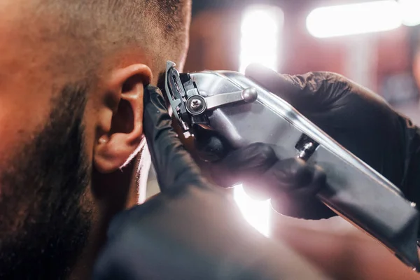 Nahaufnahme Eines Jungen Bärtigen Mannes Der Friseursalon Sitzt Und Frisiert — Stockfoto