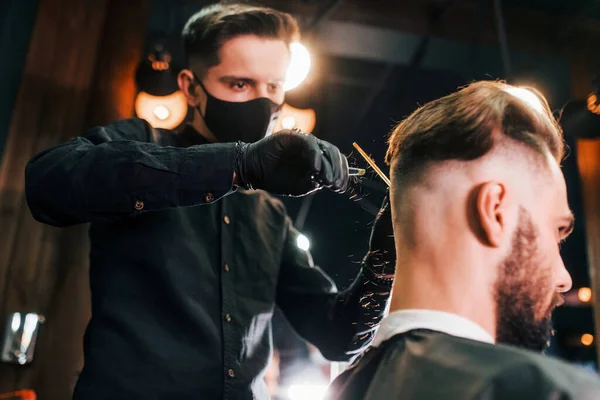 Joven Barbudo Sentado Recibiendo Corte Pelo Peluquería Por Chico Máscara — Foto de Stock