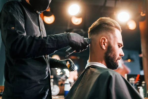 Junger Bärtiger Mann Sitzt Friseurladen Und Lässt Sich Von Mann — Stockfoto