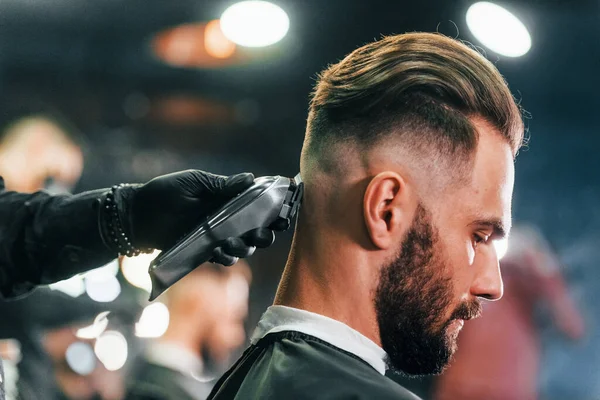 Close Vista Jovem Barbudo Que Sentado Recebendo Corte Cabelo Barbearia — Fotografia de Stock