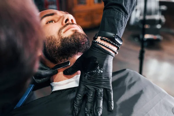 Giovane Uomo Con Acconciatura Elegante Seduto Ottenere Sua Barba Rasata — Foto Stock