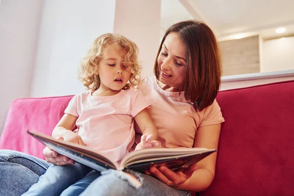 Reading Big Book Young Mother Her Little Daughter Casual Clothes — 图库照片