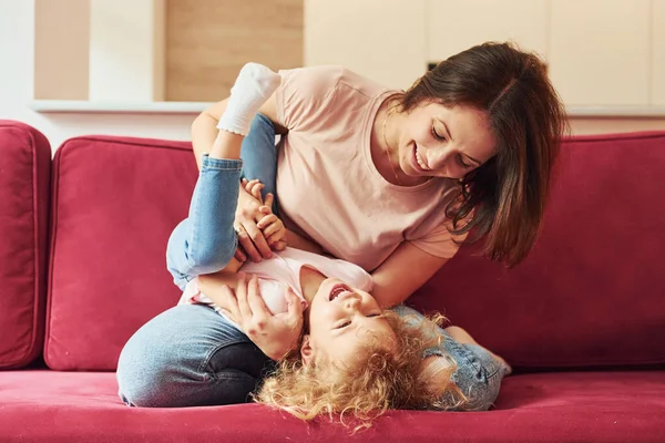 Young Mother Her Little Daughter Casual Clothes Together Indoors Home — Foto Stock