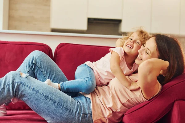 Sdraiato Sul Divano Rosso Giovane Madre Con Sua Piccola Figlia — Foto Stock