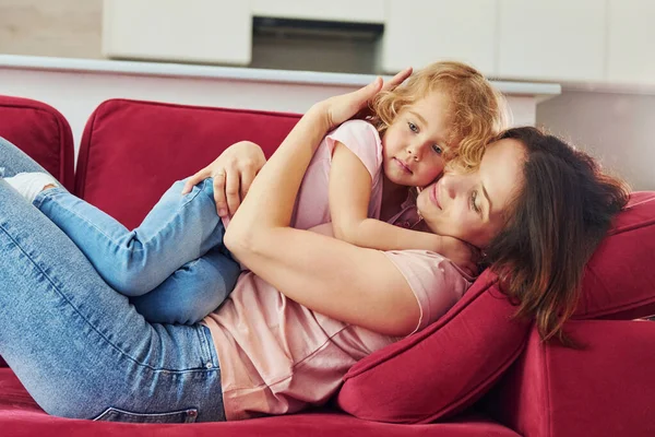 Lying Red Sofa Young Mother Her Little Daughter Casual Clothes — ストック写真
