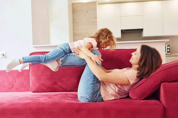 Having Fun Red Sofa Young Mother Her Little Daughter Casual — Foto Stock