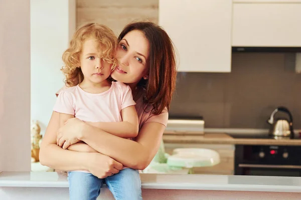 Kitchen Young Mother Her Little Daughter Casual Clothes Together Indoors — Foto Stock